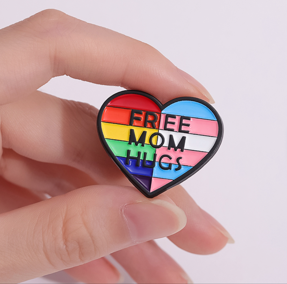 FREE MOM HUGS Pin – Bunter Herz-Anstecker für Rucksack, Tasche & Kleidung