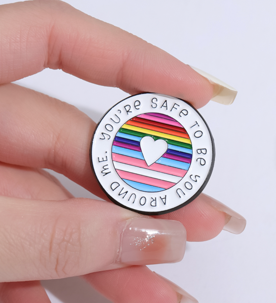 🌈 „You’re Safe to Be You“ Pin – Bunter Statement Anstecker