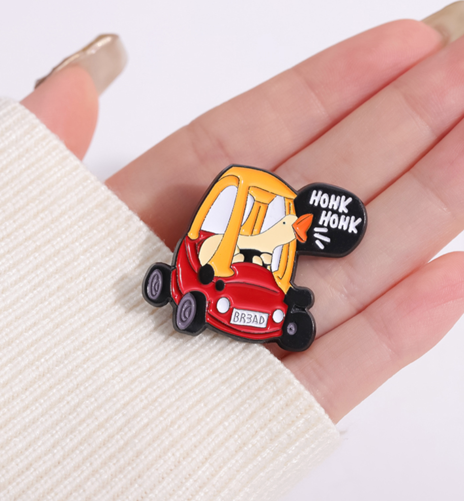 🚗🦆 „Honk Honk“ Auto-Ente Pin – Lustiger Anstecker